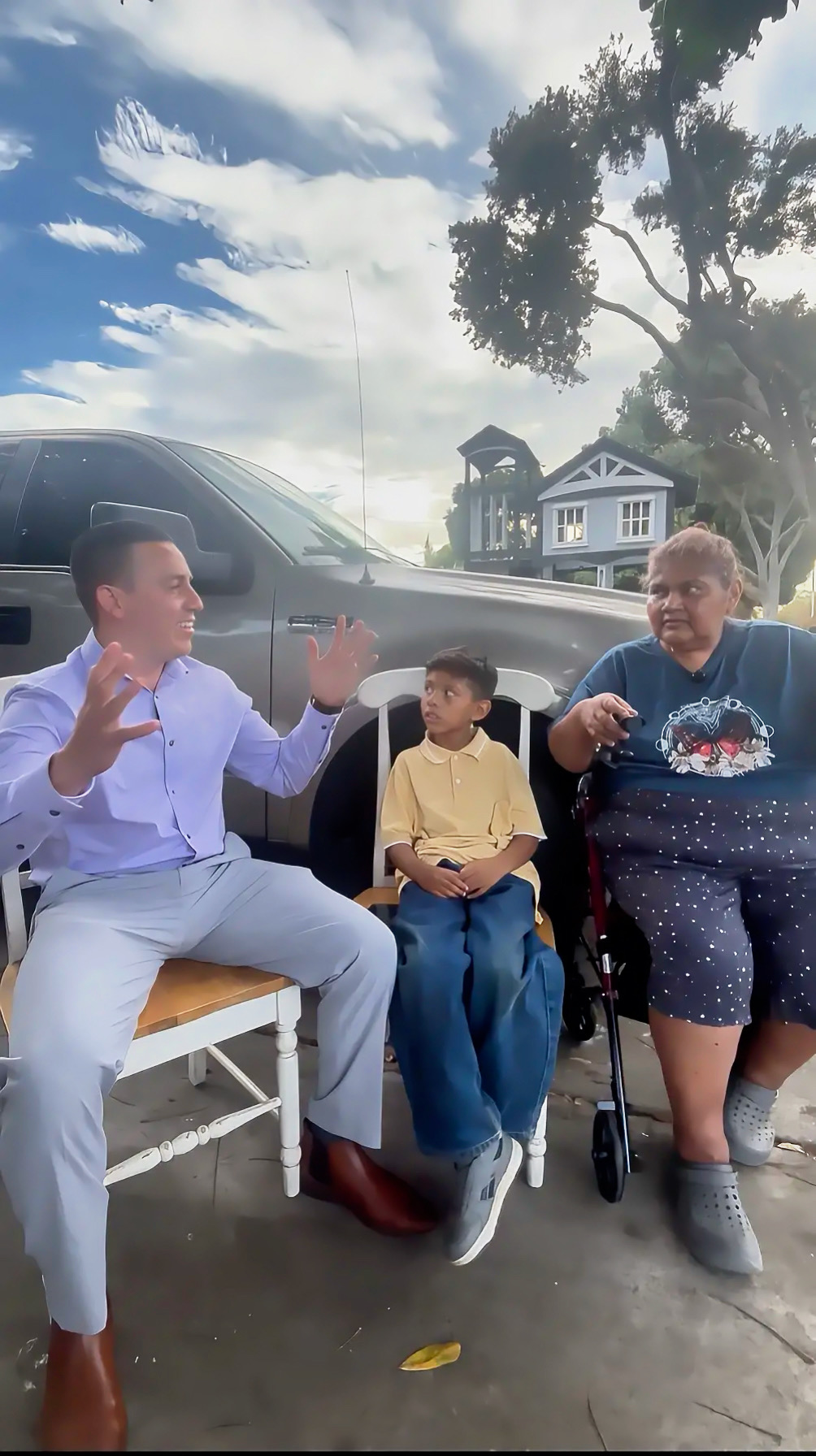 Alfredo Rodriguez in conversation with residents
